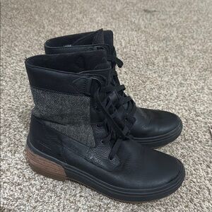 Merrell Black Lace Up Boots with Ankle Height and Rubber Sole